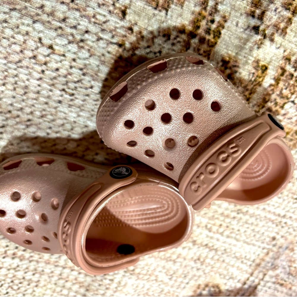 Rose shimmer crocs